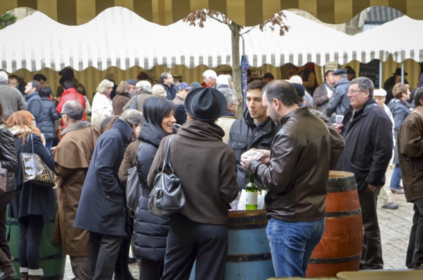 Une manifestation populaire, chaleureuse, conviviale sur la place du marché devant la mairie - DR : Mika Une manifestation populaire, chaleureuse, conviviale sur la place du marché devant la mairie - DR : Mika