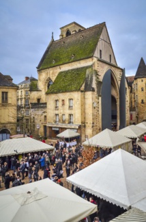 Jour de marché à Sarlat. Au fond l'ancienne église Sainte-Marie réhabilitée en marché couvert et sa porte monumentale une réalilsation de l'architecte Jean Nouvel - DR