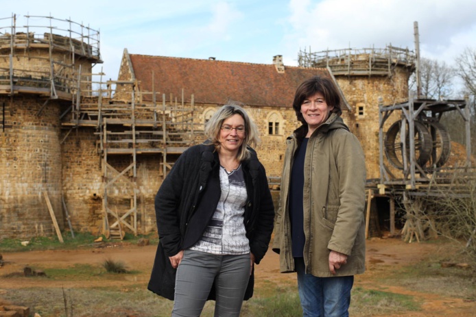 Maryline Martin (à D), présidente de Guédelon, et Delphine Bourselot (à G) directrice du site touristique (©Guedelon).