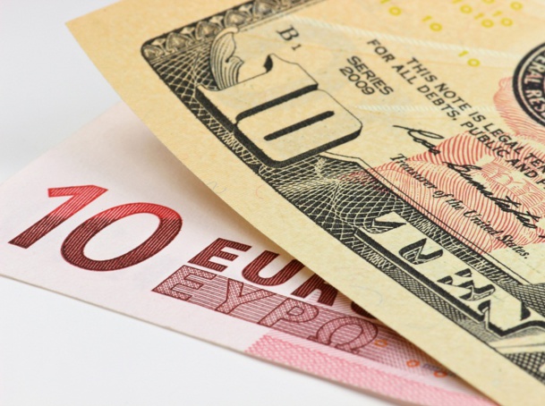Le cours de l'Euro par rapport au Dollar US continue de baisser - DR : © B. Wylezich - Fotolia.com