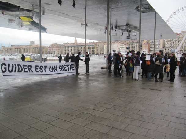 Les guides de Marseille et de sa région s'étaient donné rendez-vous de 14h à 16h sous l'ombrière du Vieux-Port pour manifester - Photo P.C. Les guides de Marseille et de sa région s'étaient donné rendez-vous de 14h à 16h sous l'ombrière du Vieux-Port pour manifester - Photo P.C.