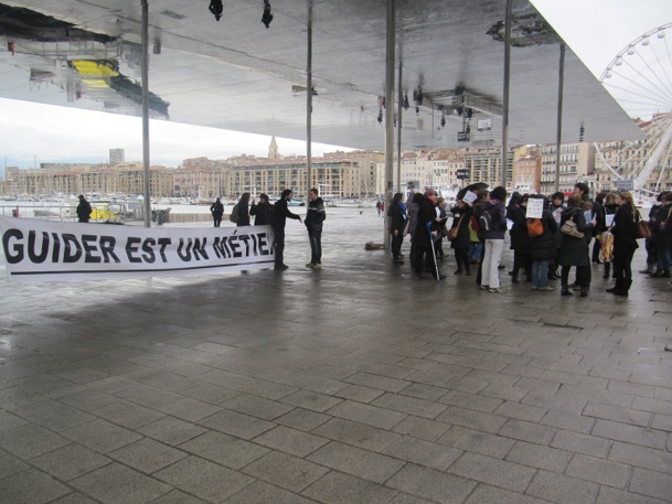 Les guides de Marseille et de sa région s'étaient donné rendez-vous de 14h à 16h sous l'ombrière du Vieux-Port pour manifester - Photo P.C.