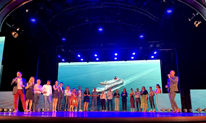 Clément Mousset (à droite) et Cédric Rivoire-Perochat (à droite), entourent une partie du staff de la CFC, dans le grand auditorium du "Renaissance", samedi soir (Photo PB)