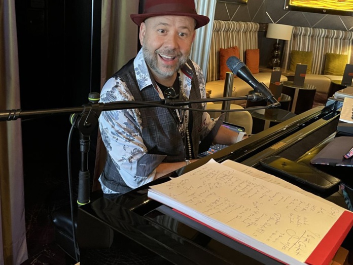 "Chance" qui officie au piano-bar a appris 160 chansons en français (Photo PB)