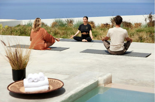 Séance matinale de yoga au bord de la mer Egée (Photo DR/Santo Pure  )