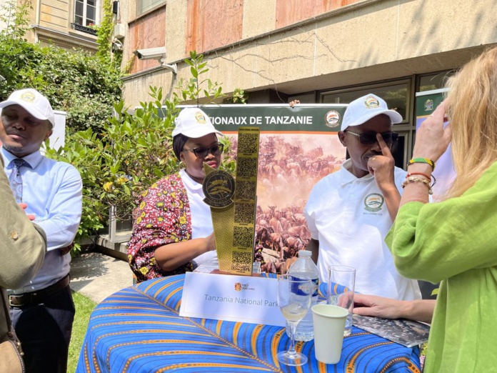 Les safaris dans les Parcs nationaux (ici, leur stand dans les jardins de l'ambassade, hier, à Paris) motivent une bonne partie des voyages en Tanzanie (Photo PB)