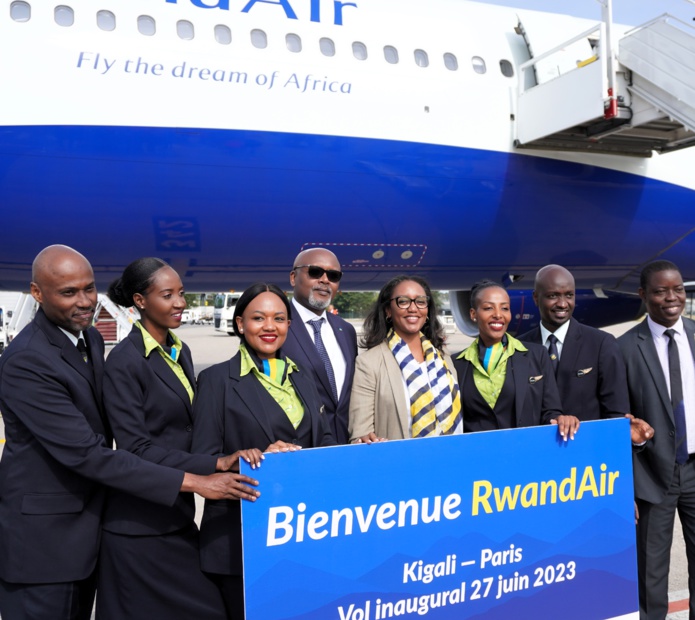 François Nkulikiyimfura, Ambassadeur du Rwanda en France avec à sa gauche, Yvonne Manzi Makolo, directrice générale de RwandAir, entourés d'une partie de l'équipage du premier vol Kigali - Paris CDG - Photo : C.Hardin
