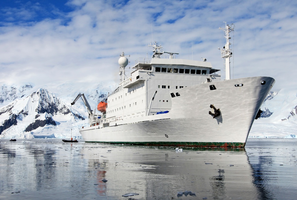Grand navire de croisière dans les eaux de l'Antarctique, Antarctique © reisegraf - stock.adobe.com Grand navire de croisière dans les eaux de l'Antarctique, Antarctique © reisegraf - stock.adobe.com