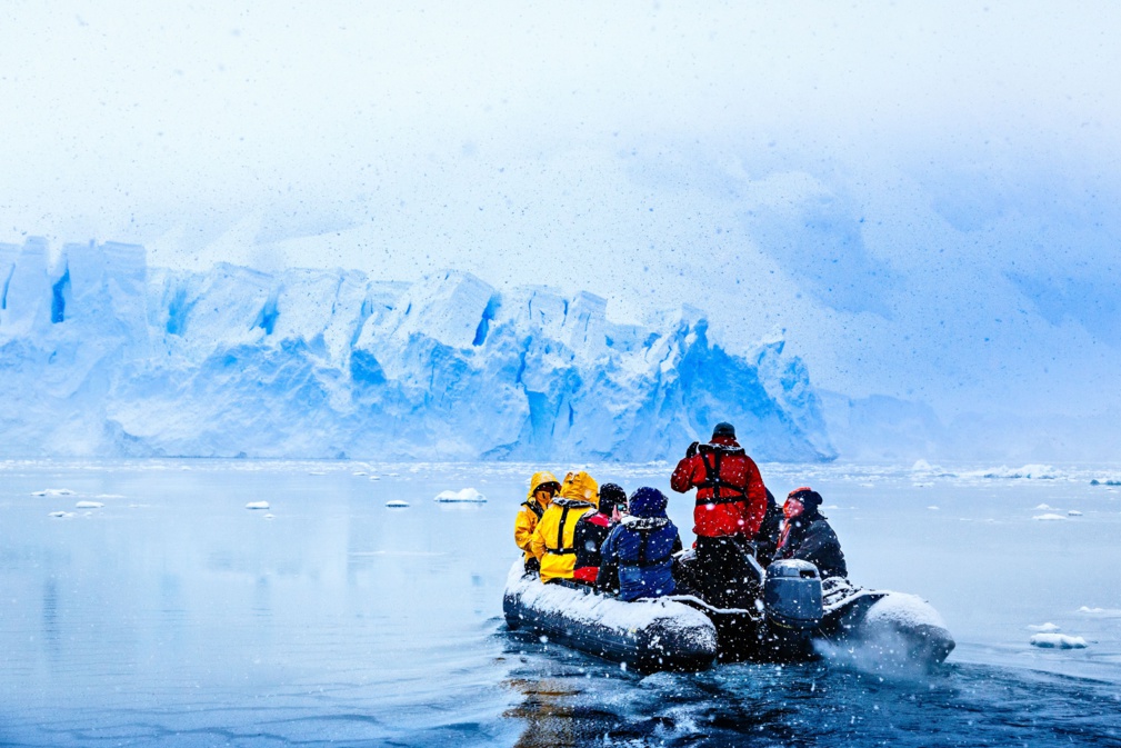 Chute de neige sur le bateau avec des touristes gelés conduisant vers l'énorme mur de glacier bleu en arrière-plan, près d'Almirante Brown, péninsule Antarctique © vadim.nefedov - stock.adobe.com Chute de neige sur le bateau avec des touristes gelés conduisant vers l'énorme mur de glacier bleu en arrière-plan, près d'Almirante Brown, péninsule Antarctique © vadim.nefedov - stock.adobe.com