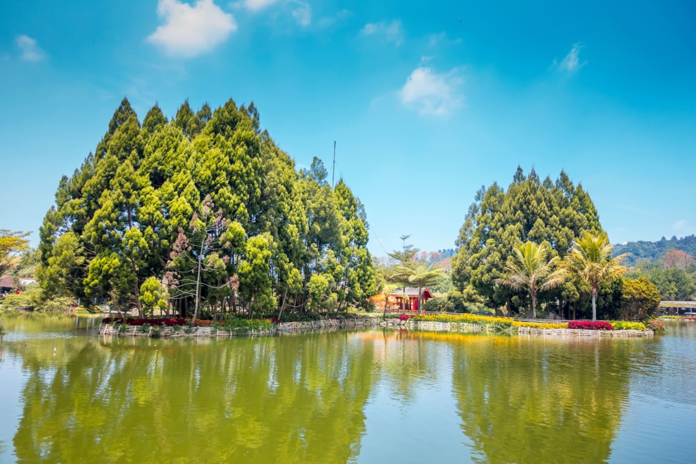 Parc extérieur avec fleurs dans un jardin et un lac, marché flottant Lembang, Bandung, Indonésie © farizun amrod - stock.adobe.com