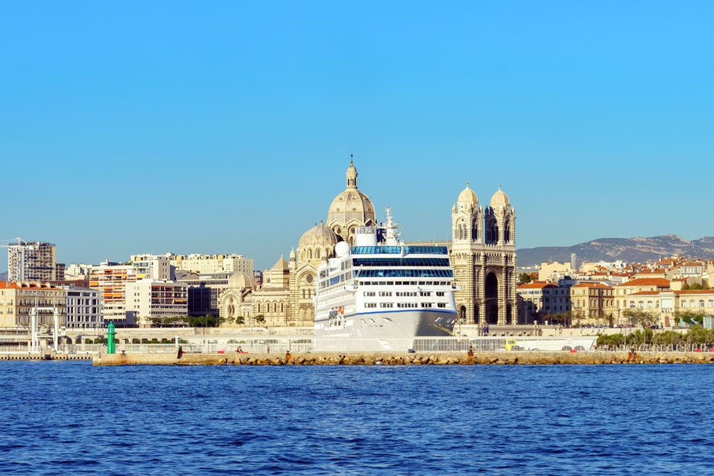 Vue de la mer sur Marseille, bateau de croisière, cathédrale, France © Youril - stock.adobe.com