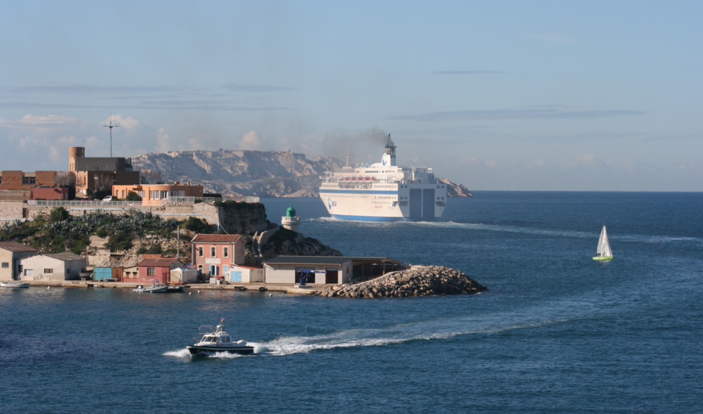 Bateau au départ du port de Marseille © DjiggiBodgi.com - stock.adobe.com