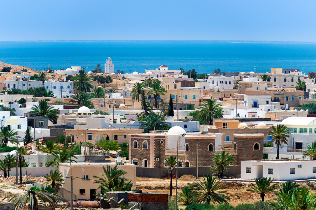 Tunisie. Île de Djerba. Village de Guellala avec la mer Méditerranée en arrière-plan. © BTWImages - stock.adobe.com