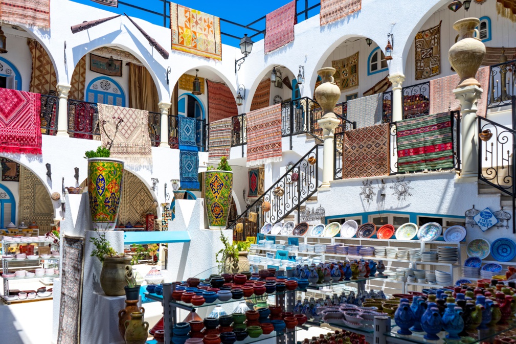 Tunisie. (Sud de la Tunisie). Île de Djerba. Souk Houmt. Boutique de souvenirs pour touristes dans la médina © BTWImages - stock.adobe.com
