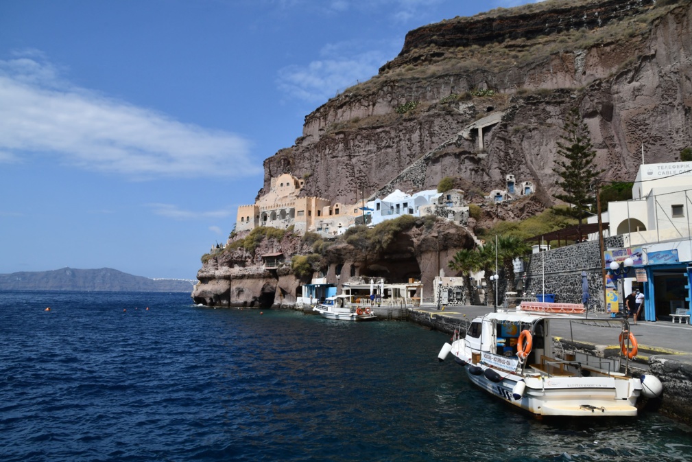 Santorin terre volcanique merveille de la Méditéranée, le bleu le blanc et l'ocre © Wanda - stock.adobe.com