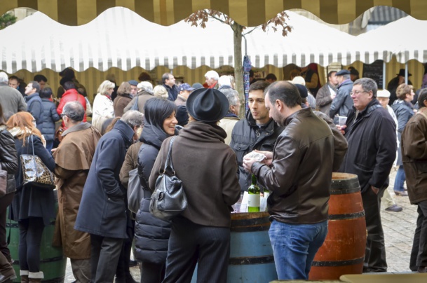 A friendly, warm, and festive gathering on the market plaza in front of city hall - DR : Mika