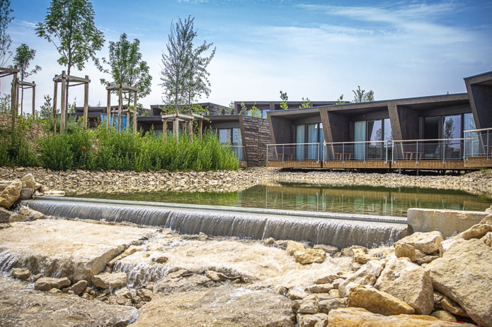 Les lodges sont installés autour d'un bassin qui permettra de recycler l'eau de l'Aquascope, le parc aquatique qui ouvrira à côté du Futuroscope en 2024 - Photo Futuroscope