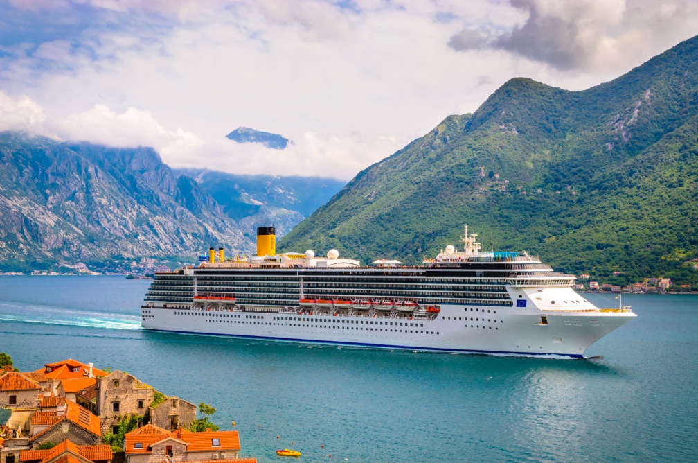 Bella vista sul Mediterraneo.  Nave da crociera vicino alla città di Perast, Baia di Kotor (Bocche di Cattaro), Montenegro.  © Olena Zn - stock.adobe.com