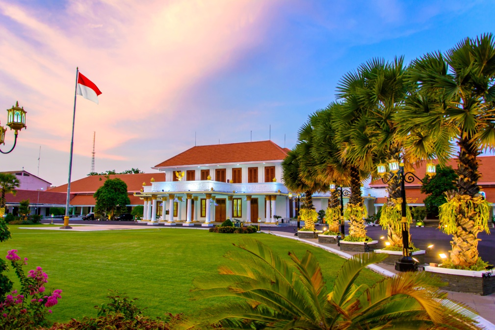 Gedung Negara Grahadi, le célèbre bâtiment historique du gouvernement de Java orientale à Surabaya, Indonésie, au coucher du soleil. © MonicaPriscilla - stock.adobe.com