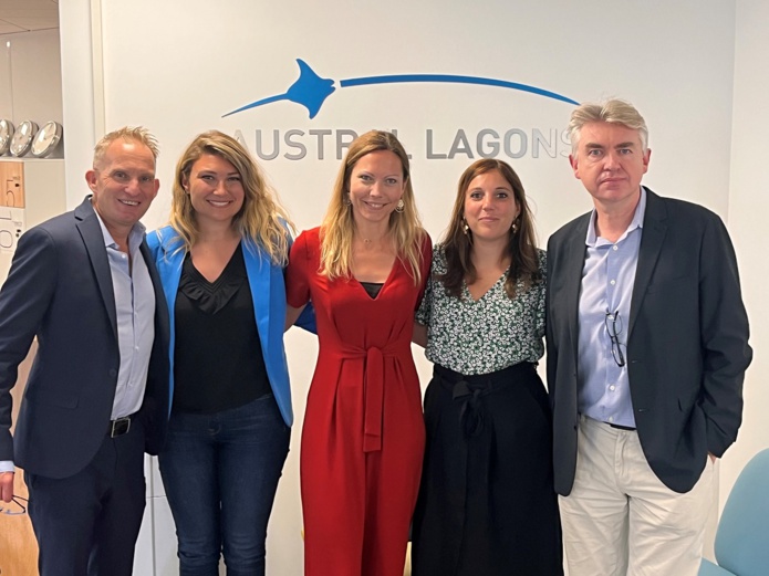 Alain Le Breton Directeur commercial à gauche aux côtés des nouveaux commerciaux Austral Lagons - PHOTO AL