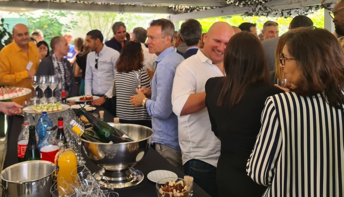 Entre 12h30 et 15h00, la terrasse de Bourse des Voyages ne désemplit pas @Liza Assurances