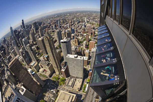 Pour amateurs de sensatins fortes : le Tilt. Une cabine  vitréee qui bascule à 30° sur le vide. Une exclusivité commercialisée par le Groupe M56 dans ses observatoires panoramiques de Chicago et Philadelphie. Ici, depuis la Tour 360° Chicago.