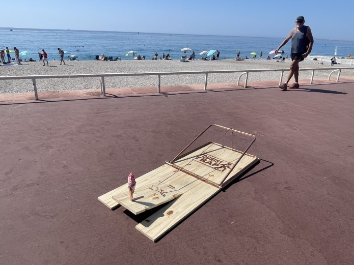 Le Streetartiste TooLate a installé des tapettes géantes attrape touristes à Nice pour dénoncer le tourisme de masse - photo Twitter