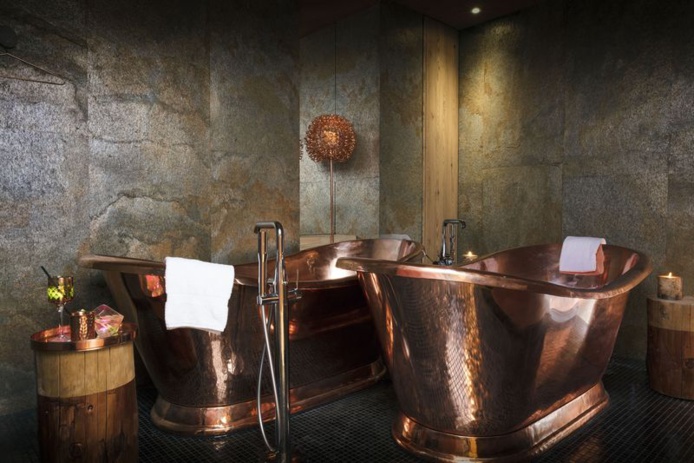 Dans le Spa, des baignoires en cuivre pour des soins aux herbes des Alpes  ( ©  Les Grandes Rousses)