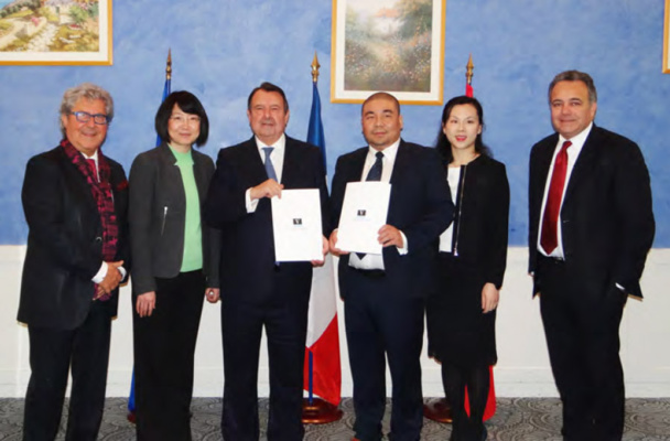 Roland BERNARD, Conseiller membre de la commission permanente de la Métropole de Lyon ; Ju WANG, Consul général de la République populaire de Chine à Lyon ; Alain SEBBAN Président et fondateur du groupe Vatel ; Stéphane LIU et son épouse Jacqueline LIU, co-directeurs de l'école Vatel à Shanghaï, Denis BROLIQUIER, Maire du 2e arrondissement de Lyon - Photo DR