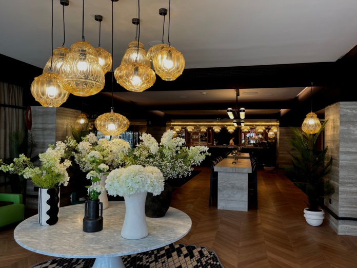 Bouquets blancs et cascade de lustres dorés créent un ambiance chaleureuse au Marty Bordeaux (PB) Bouquets blancs et cascade de lustres dorés créent un ambiance chaleureuse au Marty Bordeaux (PB)