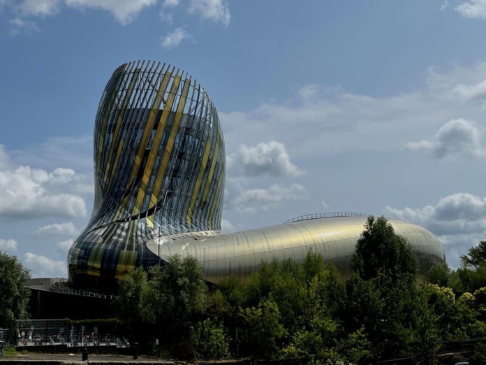 Avec sa silhouette mordorée et spiralée en forme de bouchon, la Cité du vin est devenue un totem bordelais (@PB)