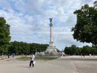 En haut de la colonne de l'Esplanade des Quinconces, la liberté brise ses chaînes (@PB)