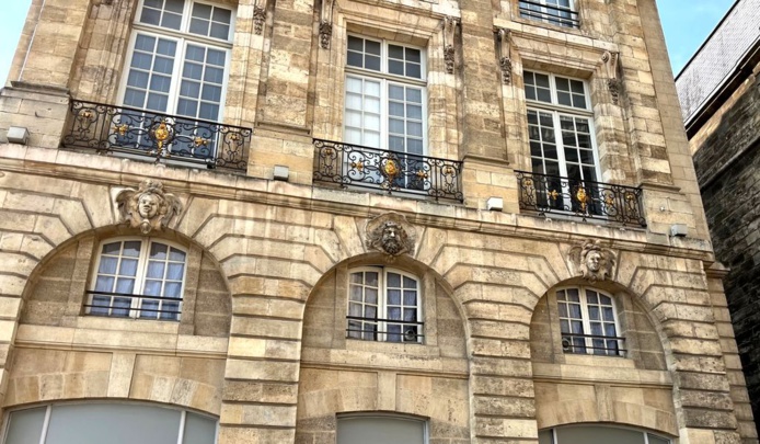 Sur beaucoup de façades en pierre blonde, des mascarons (@PB) Sur beaucoup de façades en pierre blonde, des mascarons (@PB)