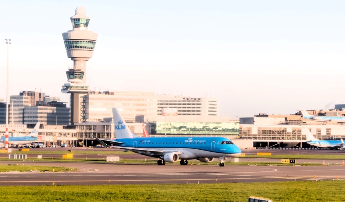 L'aéroport de Schiphol Amsterdam où l'Etat néerlandais a décidé de réduire le nombre de vols provoquant l'opposition des compagnies aériennes - . Crédit : Dépositphotos