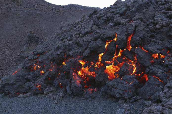 Volcan Islandais, les amateurs de vulcanologie et les curieux vont pouvoir s'approcher au plus près de l'éruption de Fagradalsfjall - Photo : Depositphotos.com - Auteur : londondeposit