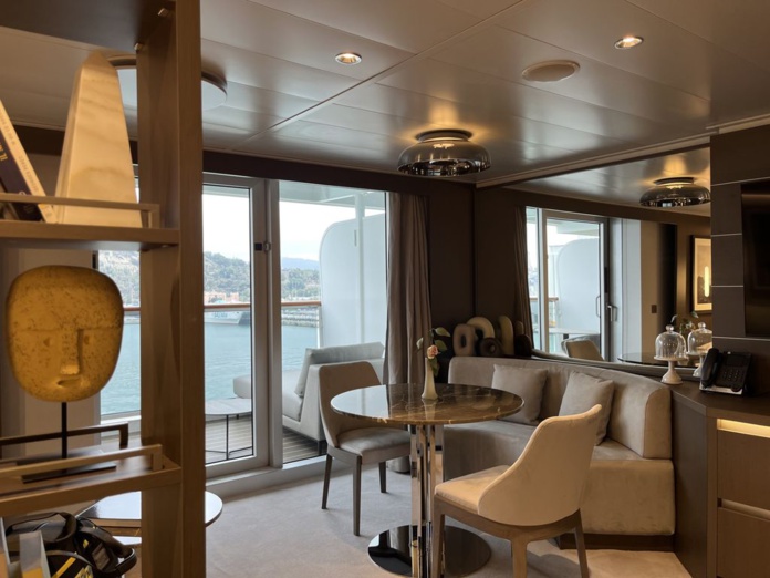 Des couleurs et une décoration élégante pour cette suite à bord d'Explora I ( © PB) Des couleurs et une décoration élégante pour cette suite à bord d'Explora I ( © PB)
