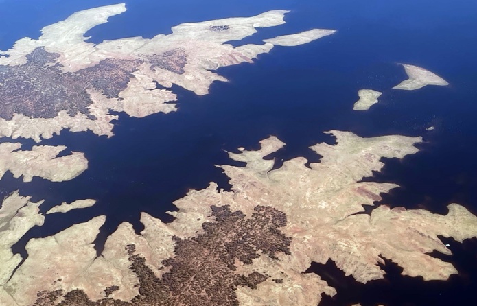 Le lac Kariba est un grand lac artificiel, partagé par la Zambie et le Zimbabwe. Il fait 220 km de long et couvre une surface de 5 400 km2. /crédit JDL