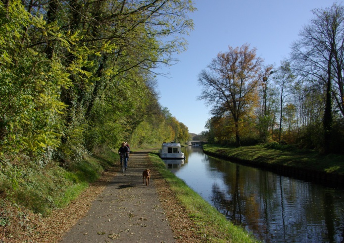 Le canal du Nivernais est considéré comme l’un des plus séduisants canaux d’Europe, grâce notamment aux beaux paysages bourguignons traversés - DR : J.-F.R.