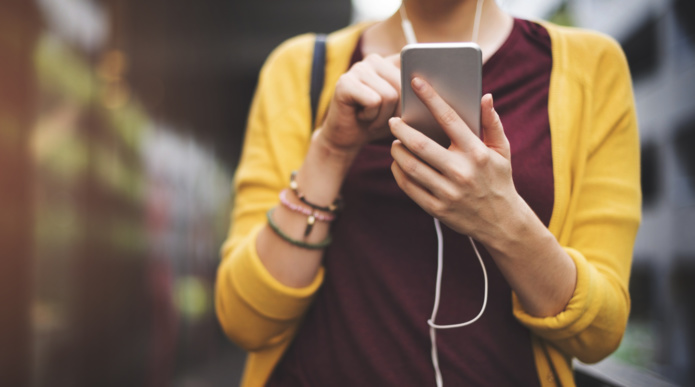 Qui regarde aujourd’hui les voiliers glisser sur l’eau et les nuages s’envoler ? Il faut hélas reconnaitre que les smartphones sont entrés dans nos vies avec leurs cortèges de réseaux sociaux, de messageries, de sites diffusant des informations.... - Depositphotos.com Auteur Rawpixel