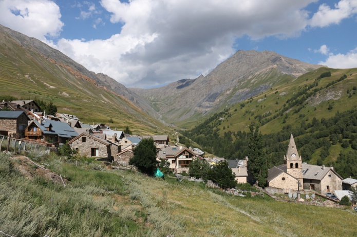 La Grave-La Meije : Depuis le hameau des Hières, environ 2h30 de marche propulsent du monde des humains à celui de la nature virginale - Photo JFR