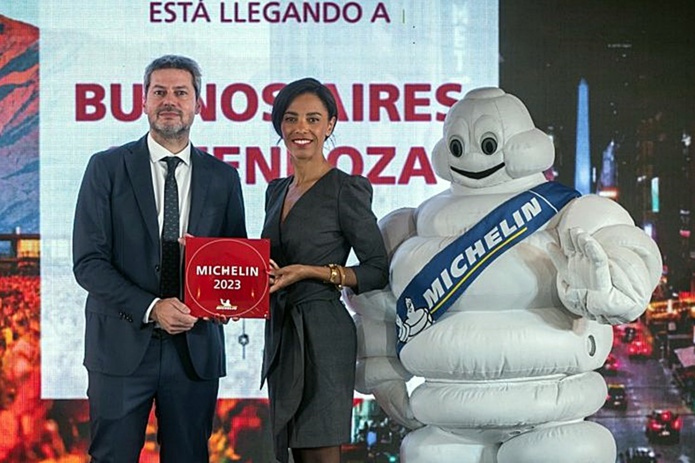 le ministre de Tourisme et des Sports de l’Argentine, Matías Lammens pose avec la responsable de Michelin /crédit dr