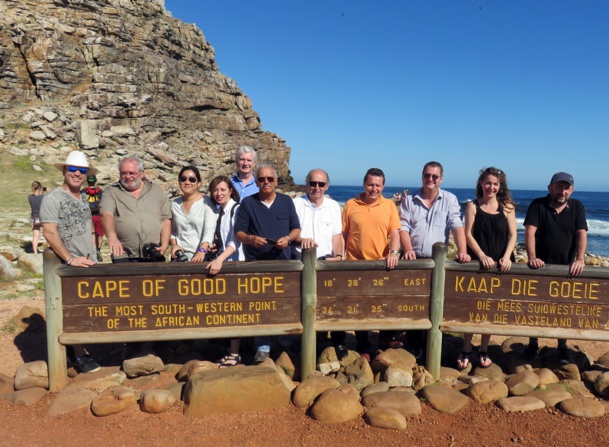 Journalistes et organisateurs posent pour la postérité au Cap de Bonne Espérance, après un zapping en accéléré des principales étapes du "Voyage de l'Année 2015" /photo JDL