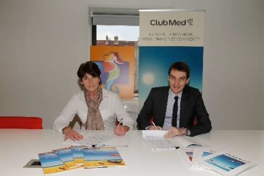 Dominique Beljanski, Présidente de Selectour Afat, et Sylvain Rabuel, Directeur Général des marchés France, Bénélux et Suisse du Club Med, signent le renouvellement de leur accord de partenariat - Photo DR Dominique Beljanski, Présidente de Selectour Afat, et Sylvain Rabuel, Directeur Général des marchés France, Bénélux et Suisse du Club Med, signent le renouvellement de leur accord de partenariat - Photo DR