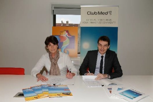 Dominique Beljanski, Présidente de Selectour Afat, et Sylvain Rabuel, Directeur Général des marchés France, Bénélux et Suisse du Club Med, signent le renouvellement de leur accord de partenariat - Photo DR