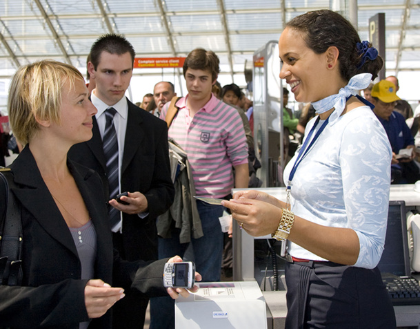 L'agent commercial opérationnel peut travailler derrière un comptoir d’informations, ou en mobilité à l’intérieur du terminal en allant à la rencontre des clients - DR : Virginie Valdois, Air France L'agent commercial opérationnel peut travailler derrière un comptoir d’informations, ou en mobilité à l’intérieur du terminal en allant à la rencontre des clients - DR : Virginie Valdois, Air France