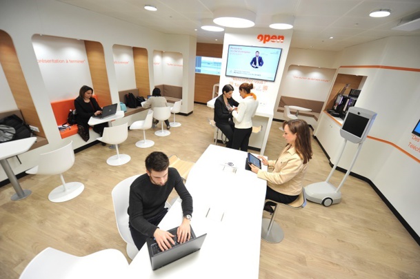 Avec son design moderne, ses sièges confortables et son espace de travail, le nouvel espace business d’Orly va également accueillir des startups toutes les deux semaines pour promouvoir l’innovation française. © Jean-Pierre Gaborit Avec son design moderne, ses sièges confortables et son espace de travail, le nouvel espace business d’Orly va également accueillir des startups toutes les deux semaines pour promouvoir l’innovation française. © Jean-Pierre Gaborit