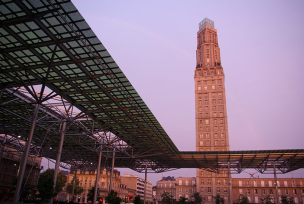 La tour Perret est le premier building en Europe de style américain ! Il est désormais coiffé d’un sablier de verre contemporain, illuminé le soir - DR : J-F.R.