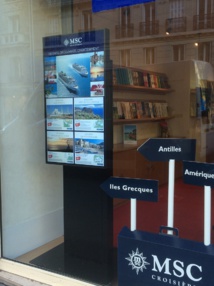 L'affichage dynamique dans la vitrine d'une agence Selectour Afat ©Selectour Afat