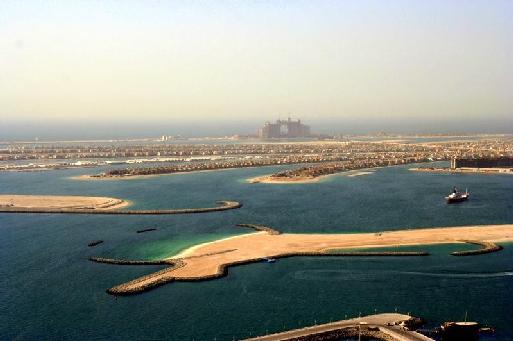 Les projets pharaoniques de l’émirat (ici Palm Island) lui attirent l’admiration et la curiosité croissante des visiteurs (cliquer pour agrandir) Les projets pharaoniques de l’émirat (ici Palm Island) lui attirent l’admiration et la curiosité croissante des visiteurs (cliquer pour agrandir)