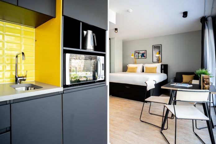 Chez Staycity, les voyageurs d'affaires bénéficient "d’un confort “comme à la maison” avec un espace pour cuisiner et d’autres pour se relaxer." Ici, l'appart-hôtel de Bordeaux.